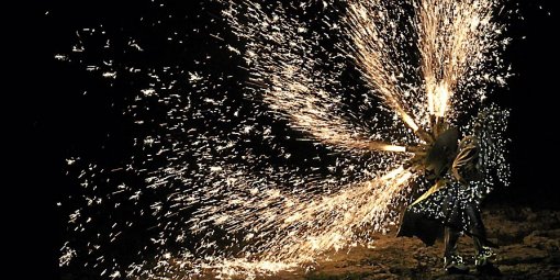 l an passe 25 000 spectateurs avaient assiste au - Pyrotechnie : découvrez l'Odyssée du Groupe F au Pont du Gard - Revue de presse des artificiers